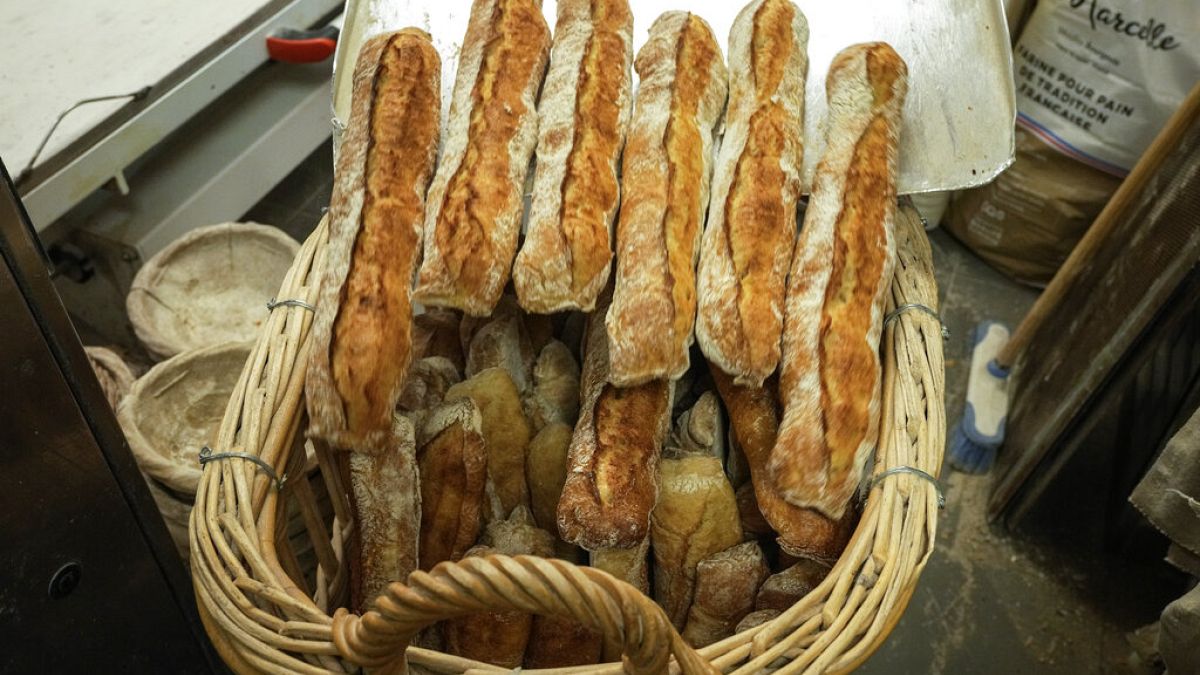 شاهد: خبازون فرنسيون يخشون ارتفاعا محتملا في أسعار الخبز والباغيت الشهير