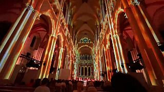 Lo spettacolo nella cattedrale Saint-Jean di Lione