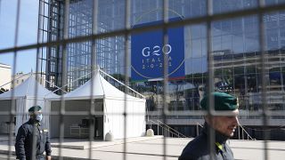 عناصر الشرطة لإيطالية  أمام المدخل الرئيسي لمركز المؤتمرات حيث من المقرر أن تعقد قمة مجموعة العشرين في روما نهاية هذا الأسبوع