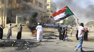 Tüntetők gumikat égetve tiltakoznak a katonai hatalomátvétel ellen Kartúmban