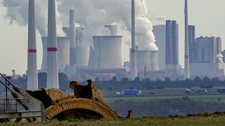 يخرج البخار من مداخن محطة للطاقة تعمل بالفحم في لتزرات الألمانية. 2021/10/25.