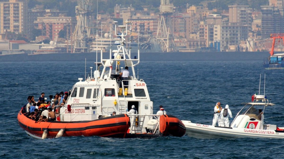 Italia recibe a los 367 migrantes que estaban en el barco de la ONG Médicos Sin Fronteras 