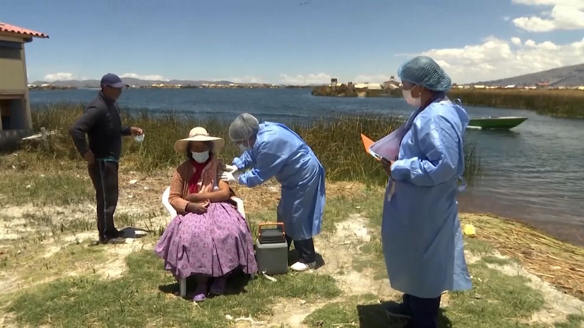 شاهد: ممرضات يبحرن بقوارب خاصة لتلقيح مجتمعات الجزر النائية في بيرو