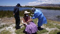 Une infirmière vaccine contre le Covid-19 une habitante du lac Titicaca.