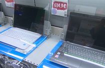 Ordenadores portátiles en un comercio en España