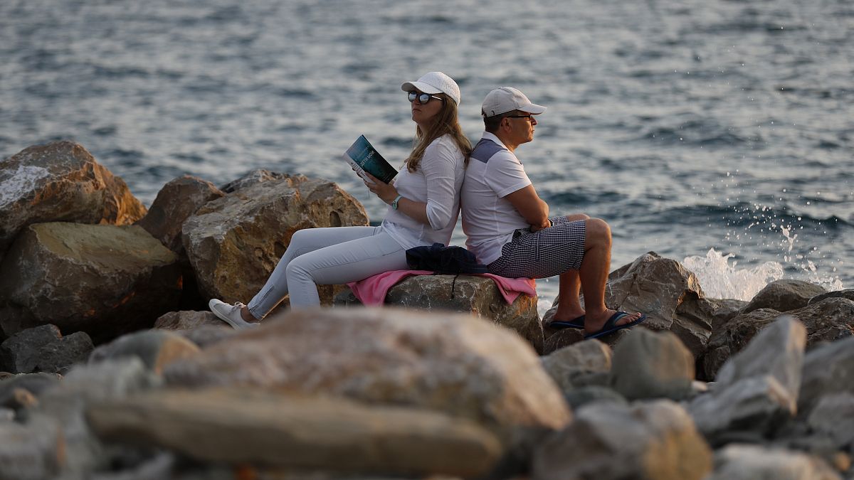 Туристы на пляже Сочи