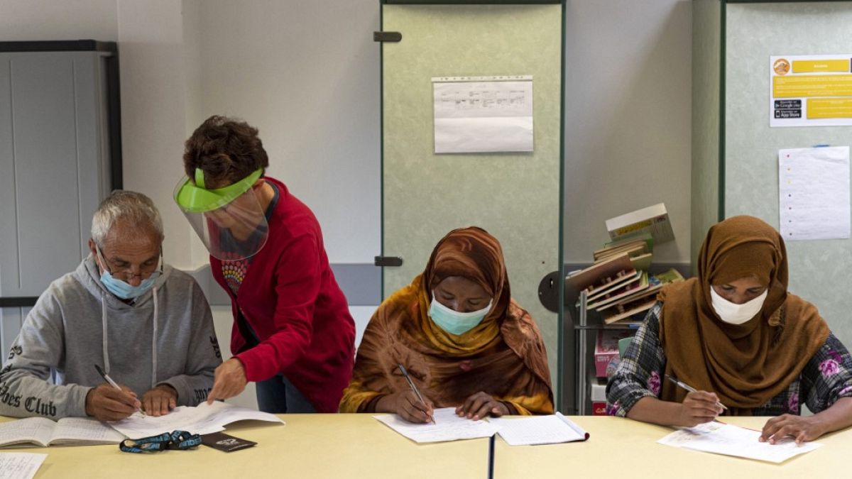  متطوع في جمعية CeCler يعطي درسا في اللغة الفرنسية لمجموع�� من اللاجئين الذين يعيشون في ملجأ الجمعية  - أغسطس 2020.