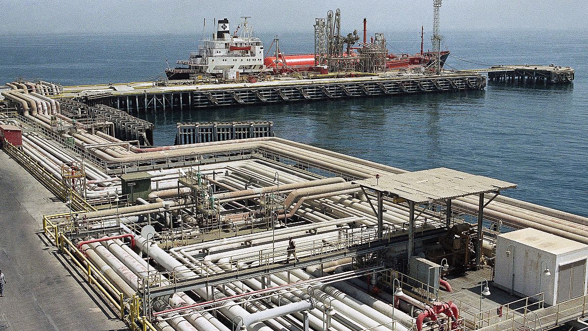 صورة لخطوط أنابيب النفط المارّة عبر منطقة ميناء منشأة أرامكو في رأس تنورة في السعودية