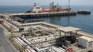 صورة لخطوط أنابيب النفط المارّة عبر منطقة ميناء منشأة أرامكو في رأس تنورة في السعودية