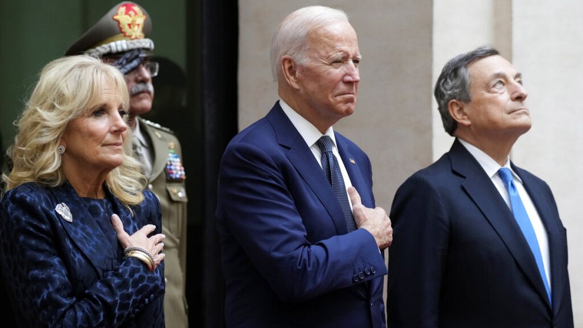 Jill, Joe Biden e Mario Draghi a Palazzo Chigi, durante l'inno americano