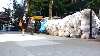 أكوام القمامة في أحياء نيويورك بسبب إضراب عمال النظافة احتجاجا على فرض لقاح كوفيد19