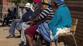 متقاعدون ينتظرون تلقي الجرعة الأولى من لقاح فايزر في عيادة خارج جوهانسبرج، جنوب إفريقيا.