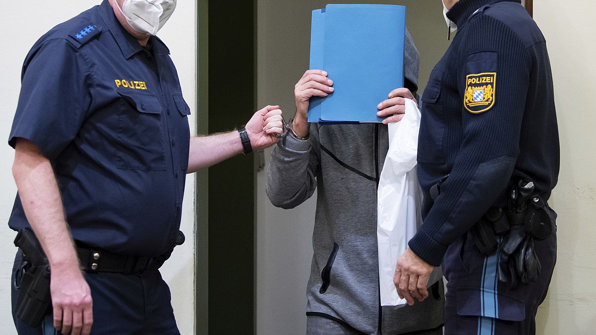 رجلٌ متهمٌ بالقتل وتشويه أجساد رجال بقطع أعضائهم التناسلية أثناء دخوله إلى قاعة المحكمة في مدينة ميونيخ الألمانية الخميس 28 أكتوبر 2021