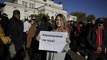 "Uguali diritti al lavoro", recita questa scritta. Manifestazione a Sofia contro il certificato verde. 28.10.2021.
