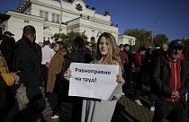 "Uguali diritti al lavoro", recita questa scritta. Manifestazione a Sofia contro il certificato verde. 28.10.2021.