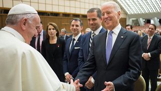 البابا فرانسيس يصافح نائب الرئيس في ذلك الوقت، جو بايدن في قاعة البابا بولس السادس في الفاتيكان، 2016.