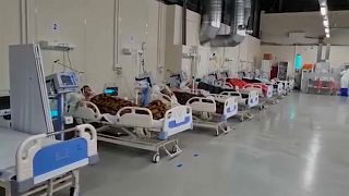 مرضى مصابون بوباء كورفيد-19 في قسم العناية المركزة بأحد مستشفيات روسياز تاريخ: 27-10-2021