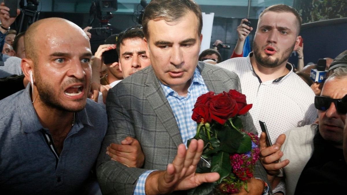 میخائیل ساکاشویلی، رئیس جمهور سابق گرجستان توسط محافظان احاطه شده. اوکراین سال ۲۰۱۹