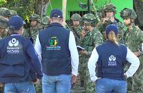 Un equipo de la Defensoría del Pueblo habla con varios militares retenidos por cocaleros en la región del Catatumbo