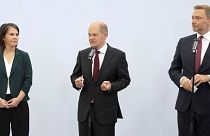 Annalena Baerbock, a Zöldek társelnöke (b) és Christian Lindner, az FDP elnöke , középen Olaf Scholz