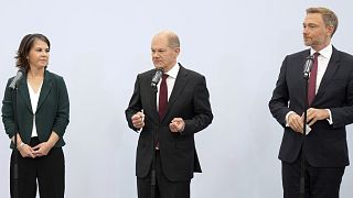 Annalena Baerbock, a Zöldek társelnöke (b) és Christian Lindner, az FDP elnöke , középen Olaf Scholz