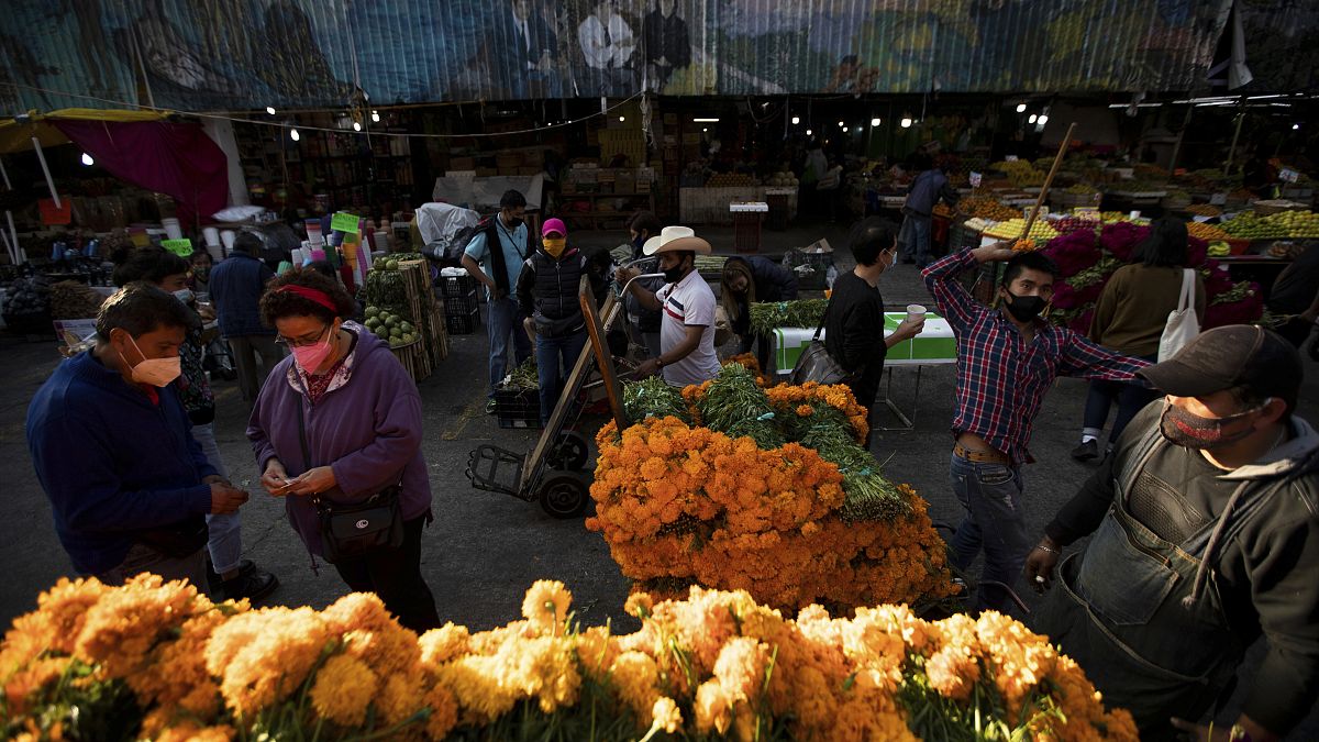 Los clientes compran flores en el Mercado de Jamaica, 29/10/2021, Ciudad de México, México