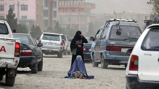 أفغانيات يتسولن في وسط شارع في كابول، أفغانستان، الخميس 9 أكتوبر 2014