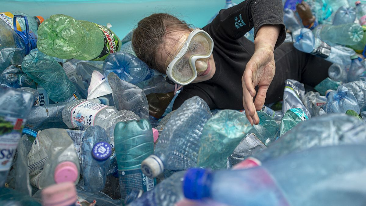 یک فعال محیط زیستی و هشدار نسبت به وضعیت دریاها در صورت افزایش زباله های پلاستیکی 