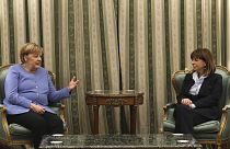 Almanya Başbakanı Angela Merkel (sol), Yunanistan Cumhurbaşkanı Katerina Sakelaropulu