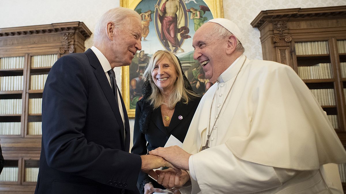 El presidente de EE. UU., Joe Biden, saluda al Jefe de la Casa Papal, Mons. Leonardo Sapienza, a su llegada al Vaticano
