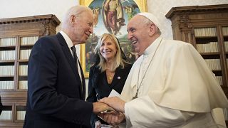 El presidente de EE. UU., Joe Biden, saluda al Jefe de la Casa Papal, Mons. Leonardo Sapienza, a su llegada al Vaticano