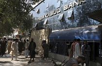 Afganistan'ın başkenti Kabil'de bir bankadan nakit para çekmeye çalışan vatandaşlar