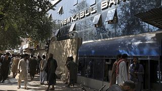 Afganistan'ın başkenti Kabil'de bir bankadan nakit para çekmeye çalışan vatandaşlar