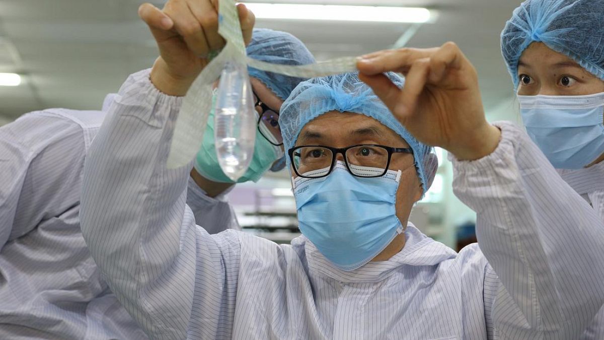 Der Gründer und Erfinder des Wondaleaf Unisex-Kondoms John Tang Ing Ching inspiziert das Unisex-Kondom in seiner Fabrik in Sibu, Malaysia 19. Oktober 2021.