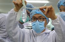 Der Gründer und Erfinder des Wondaleaf Unisex-Kondoms John Tang Ing Ching inspiziert das Unisex-Kondom in seiner Fabrik in Sibu, Malaysia 19. Oktober 2021.