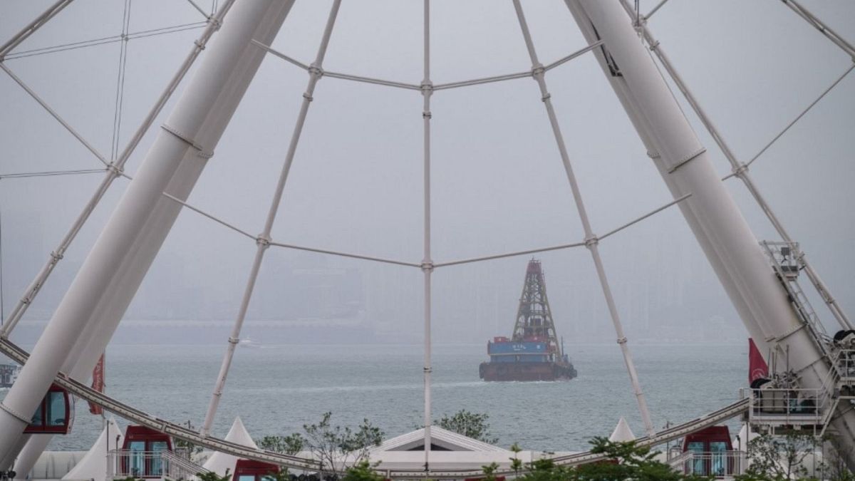 نمایی از یک کشتی در آبهای بندر ویکتوریا در هنگ کنگ
