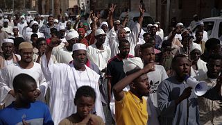 متظاهرون سودانيون يشاركون في مسيرة للمطالبة بحل الحكومة الانتقالية، خارج القصر الرئاسي في الخرطوم، السودان.