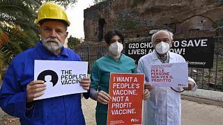 نشطاء يتظاهرون للتنديد بحالة عدم المساواة في الحصول على اللقاحات في العالم، عشية قمة مجموعة العشرين، ساحة فيتوريو في روما، إيطاليا، 29 أكتوبر 2021