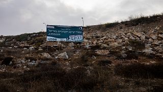 لوحة إعلانات تعلن عن مشاريع  بناء منازل جديدة معلقة على تلة في مستوطنة آرييل الإسرائيلية بالضفة الغربية بالقرب من مدينة نابلس الفلسطينية  الإثنين، 25 أكتوبر 2021.