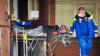 Koronavírus-gyanús beteget szállítanak a mentők egy szentpétervári kórházban