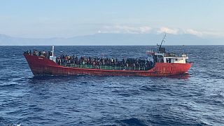 Πλοίο φορτηγό με περίπου 400 μετανάστες που εντοπίστηκε ανοιχτά της Κρήτης