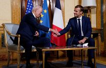 Biden estrecha la mano de Macron durante una reunión en La Villa Bonaparte en Roma, en el contexto de la celebración de la cumbre del G20, el 29 de octubre de 2021.