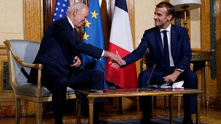 Biden estrecha la mano de Macron durante una reunión en La Villa Bonaparte en Roma, en el contexto de la celebración de la cumbre del G20, el 29 de octubre de 2021.