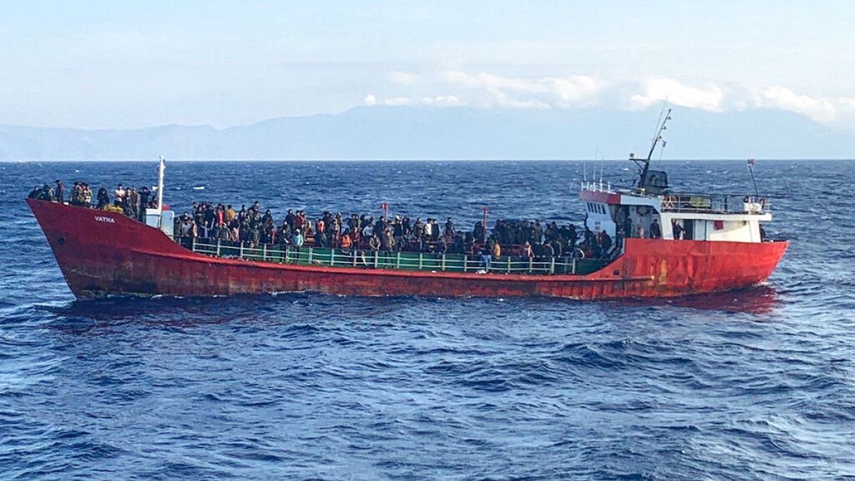 Το πλοίο με τους 376 μετανάστες