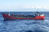 Girit Adası açıklarında kurtarılan 400 göçmeni taşıyan yük gemisi