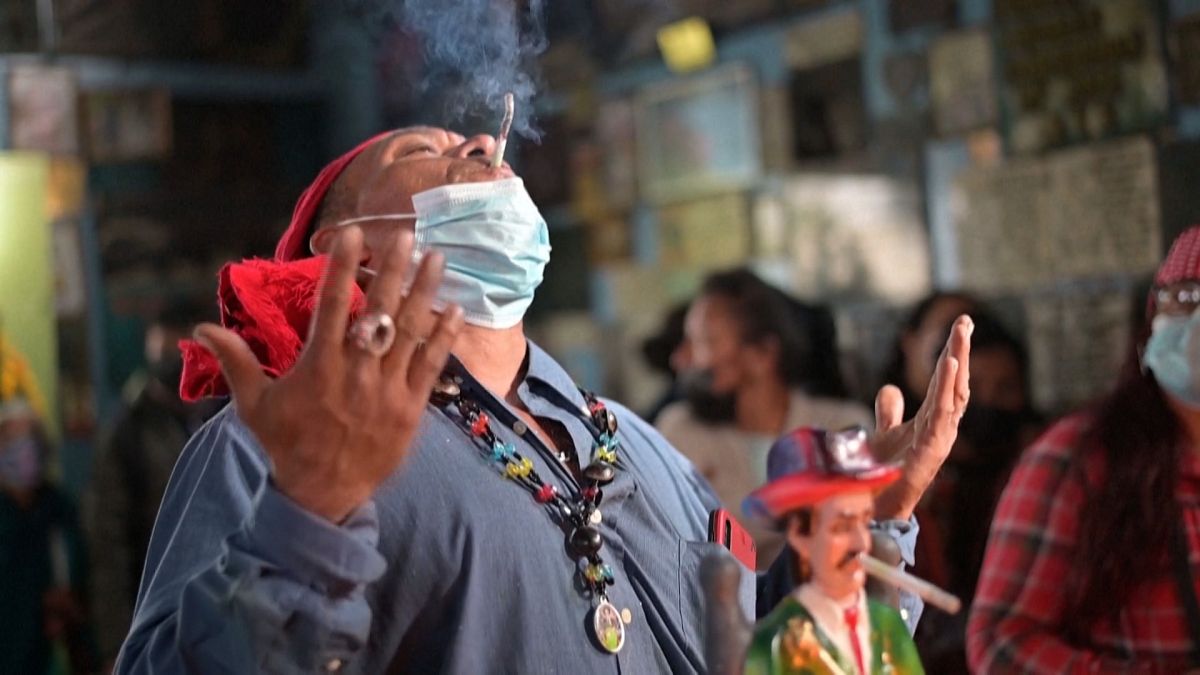 شاهد: تكريم القديس سيمون بالموسيقى والتدخين في غواتيمالا