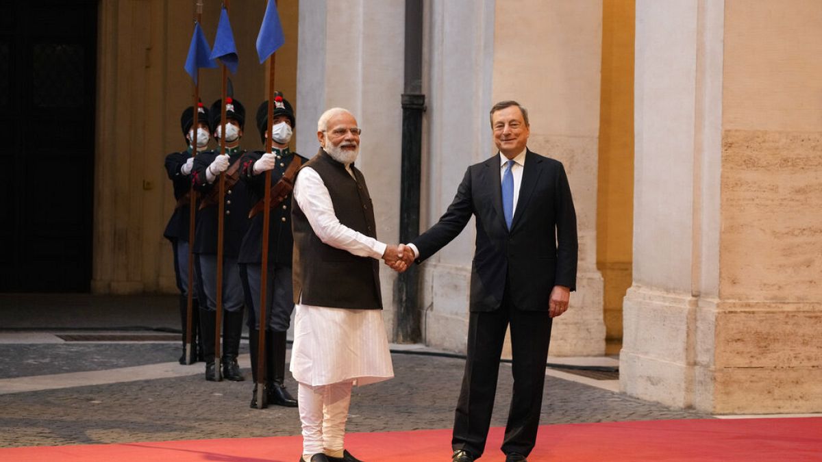 El primer ministro de la India, Narendra Modi, y el primer ministro de Italia, Mario Draghi, se dan la mano antes de una ceremonia en el Palacio Chigi de Roma este jueves.