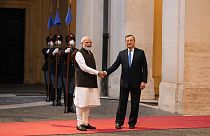El primer ministro de la India, Narendra Modi, y el primer ministro de Italia, Mario Draghi, se dan la mano antes de una ceremonia en el Palacio Chigi de Roma este jueves.