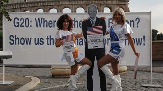 Avaaz-Aktivistinnen vor dem Kolosseum in Rom