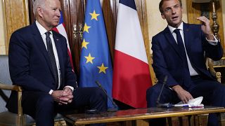 El presidente de Estados Unidos, Joe Biden conversa con el presidente francés, Emmanuel Macron, durante una reunión del G20 en Roma, el 29 de octubre de 2021.
